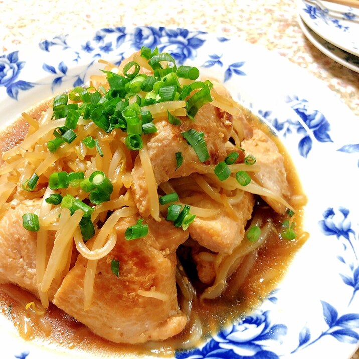 節約♡醤油麹でパサパサしない!むね肉のもやし炒め